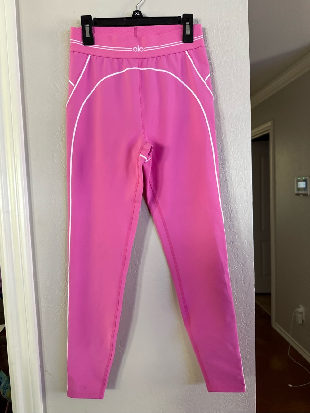 Alo women’s size small pink heart throb airbrush leggings 7/8 like new